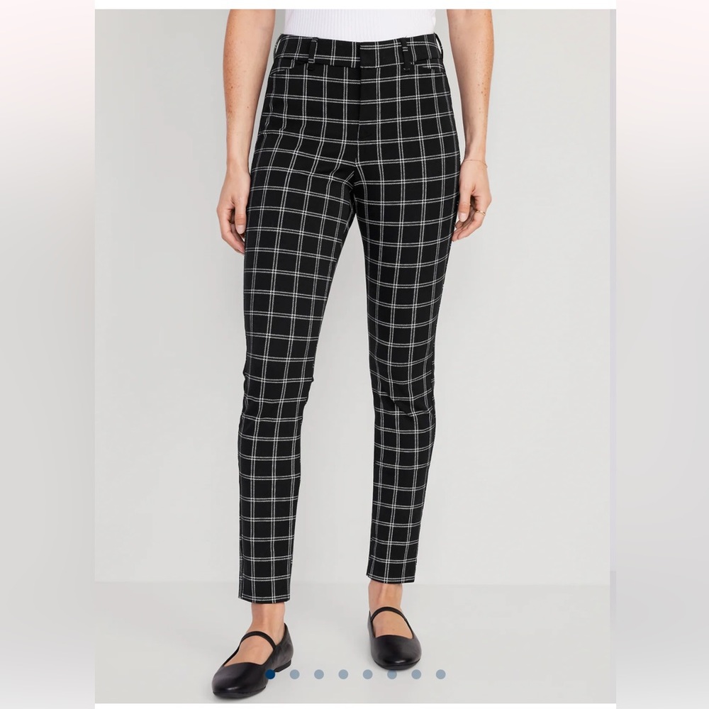 NWT Old Navy High-Waisted Pixie Straight Pants for
Women in Size 4
